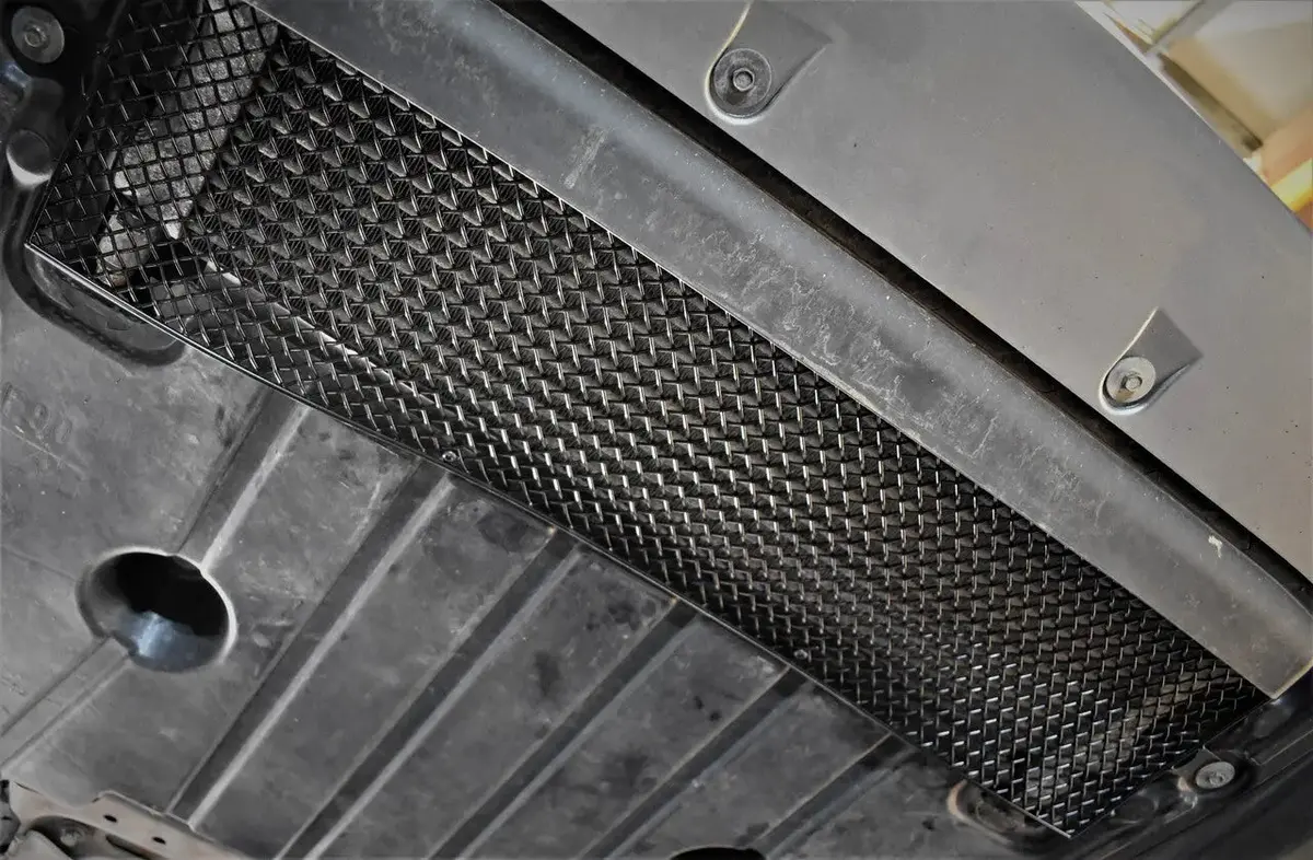 Zunsport Bmw M5 (F10) - Oil Cooler Grille 1